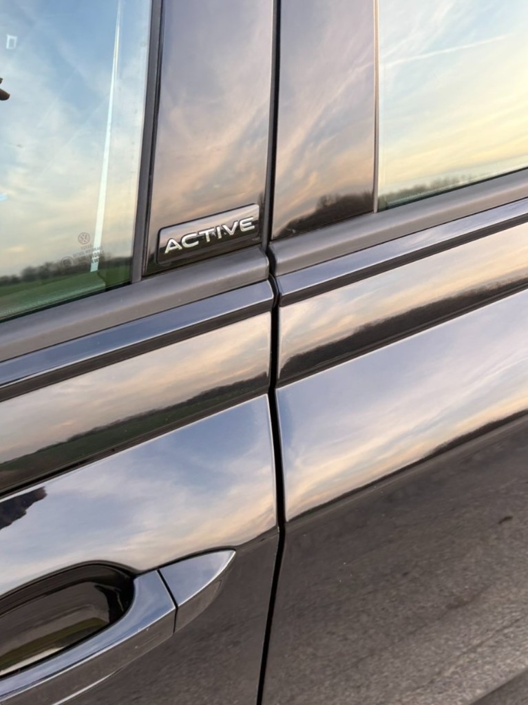 Volkswagen Polo Active noire - vue de côté 1